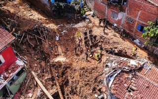 年度影像特辑③丨“最热一年”：2023年，极端天气下生活着的人们|界面新闻 · 影像