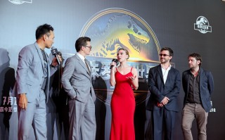 【专访】《侏罗纪世界》导演爱德华斯：《哥斯拉》更像飓风，而《侏罗纪》是连环杀手|界面新闻 · 娱乐