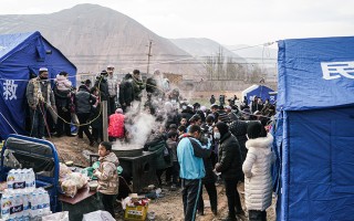【图集】“来了都能吃”：灾区安置点，冬天里的一碗简易拉面|界面新闻 · 影像